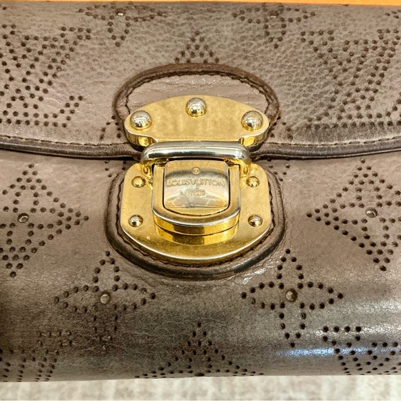 ✨💎LOUIS VUITTON💎✨ MAHINA WALLET WITH BOX AND GIFT! - Picture 7 of 12